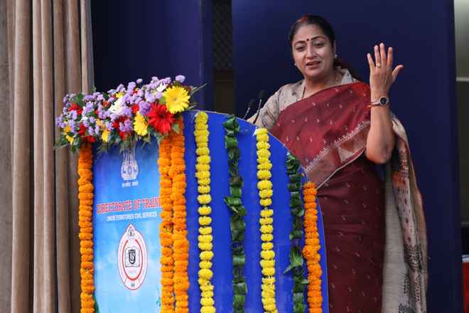 जनता के साथ अधिकारी का व्यवहार ही होती है सरकार की असली पहचान: रेखा गुप्ता