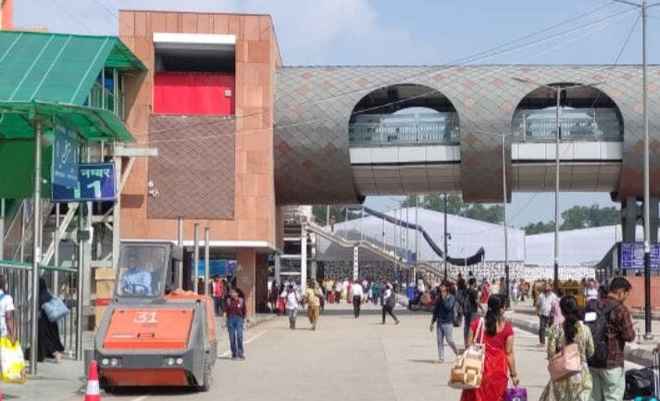 रेलवे स्टेशनों पर चलाया गया स्वच्छता अभियान
