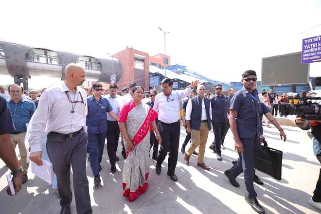 नई दिल्ली स्टेशन की व्यवस्थाओं का मुख्यमंत्री लिया ने जायजा