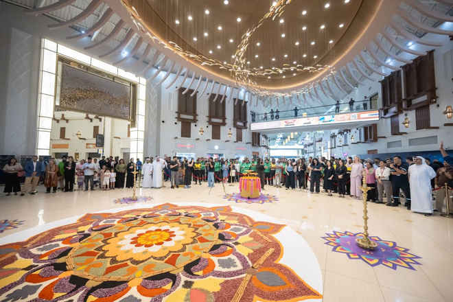 मसालों से बनी रंगोली ने दुबई में दिवाली उत्सव को रोशन किया