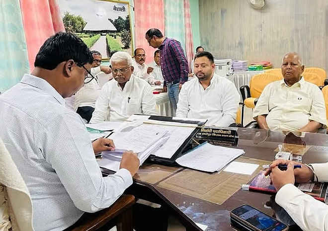 बिहार: राघोपुर विधानसभा सीट से तेजस्वी यादव ने दाखिल किया नामांकन