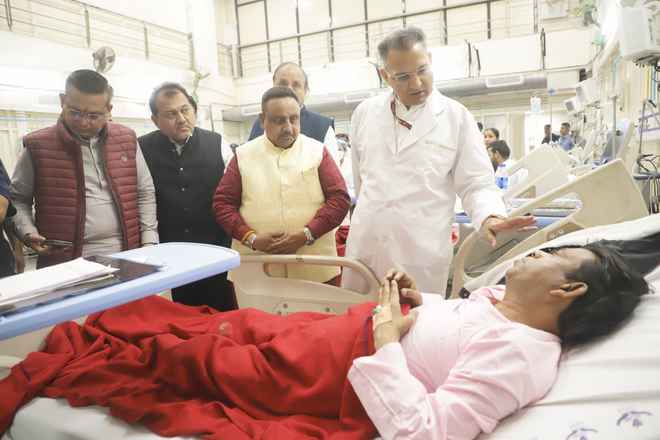 सांसद खंडेलवाल ने एलएनजेपी अस्पताल में घायलों से मुलाकात की