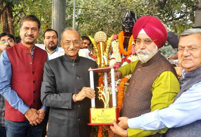 महापौर ने स्वतंत्रता सेनानी लाला राम चरण अग्रवाल को दी श्रद्धांजलि