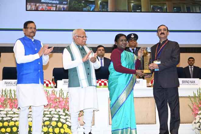 राष्ट्रपति ने डीएमआरसी प्रमुख को यूनिट पुरस्कार से किया सम्मानित