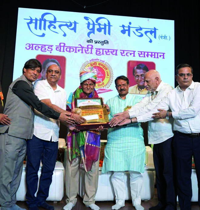 पद्मश्री डॉ सुरेन्द्र दुबे को प्रदान किया गया अल्हड़ बीकानेरी सम्मान