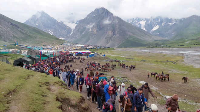 जम्मू कश्मीर: अधिकारियों ने की अमरनाथ यात्रा के लिए सुविधाएं बढ़ाने की योजना की समीक्षा