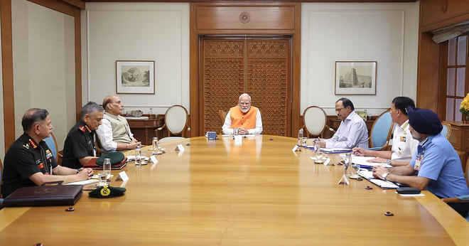 प्रधानमंत्री मोदी ने शीर्ष सैन्य अधिकारियों के साथ बैठक की अध्यक्षता की, राजनाथ व डोभाल भी रहे मौजूद