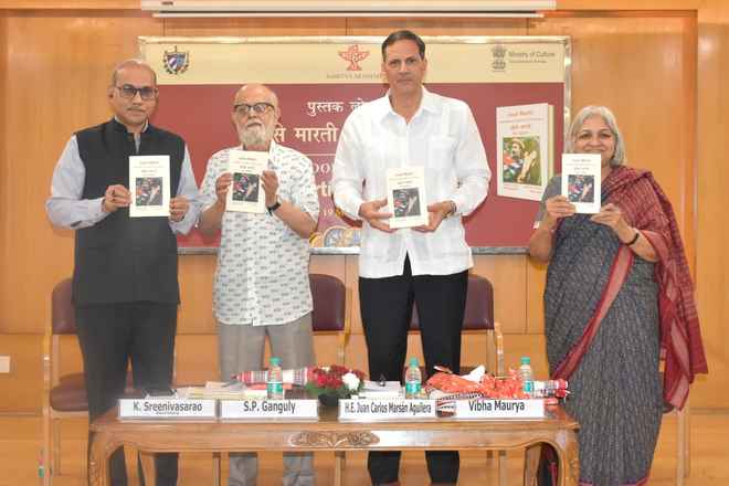 साहित्य अकादेमी की प्रकाशित पुस्तक खोसे मारती एक युगपुरुष का लोकार्पण