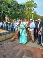 सीएम ने हनुमान मंदिर परिसर में मेगा स्वच्छता अभियान में किया श्रमदान
