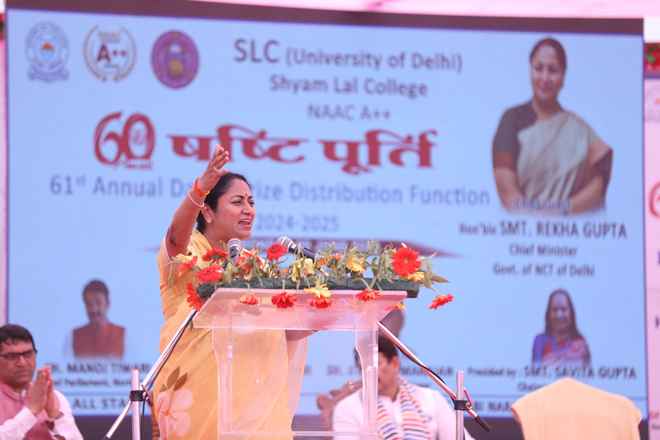 एक काम देश के नाम का संकल्प लें छात्र: रेखा गुप्ता