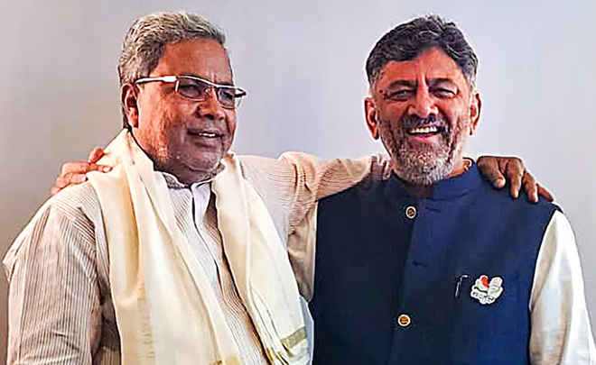 बेंगलुरु भगदड़ मामले को लेकर कांग्रेस आलाकमान से मिले सिद्धरमैया और शिवकुमार