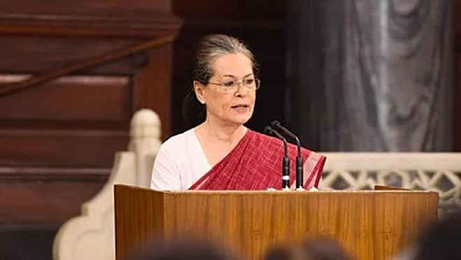 मोदी सरकार ने पश्चिम एशिया पर भारत के सैद्धांतिक रुख को त्यागा, मूल्यों को ताक पर रखा: सोनिया