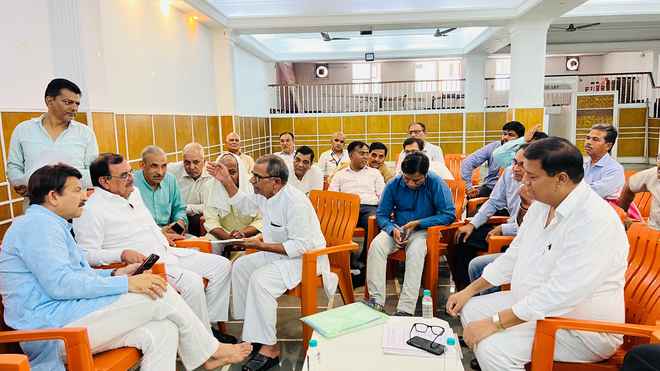 सांसद मनोज तिवारी ने जनता दरबार में सुनी जन समस्याएं