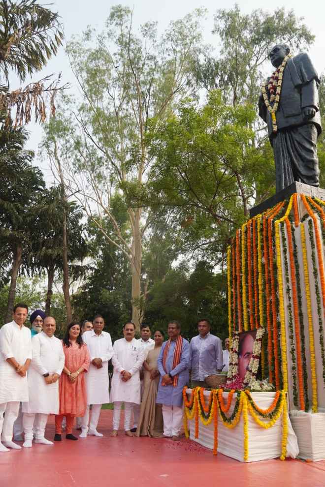 डॉ. श्यामा प्रसाद मुखर्जी की पुण्यतिथि पर सीएम रेखा गुप्ता ने दी श्रद्धांजलि