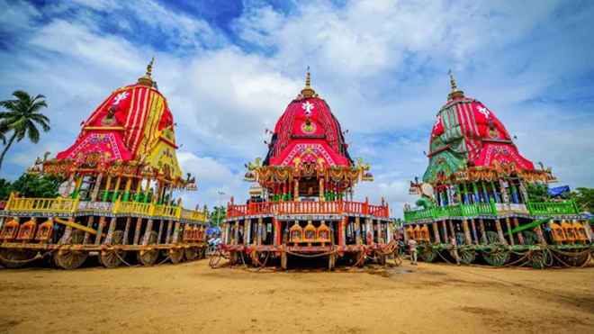 रथयात्रा : भगवान बलभद्र, देवी सुभद्रा और भगवान जगन्नाथ अपने रथों पर विराजमान हुए