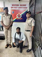 रेलवे सुरक्षा बल ने अहमदाबाद रेलवे स्टेशन से फर्जी टीटीई को पकड़ा
