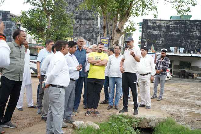 समाज कल्याण मंत्री ने किया जलनिकासी की व्यवस्था का निरीक्षण