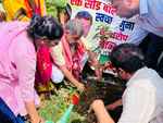 भाजपा नेताओं ने दिल्ली भर में किया पौधारोपण