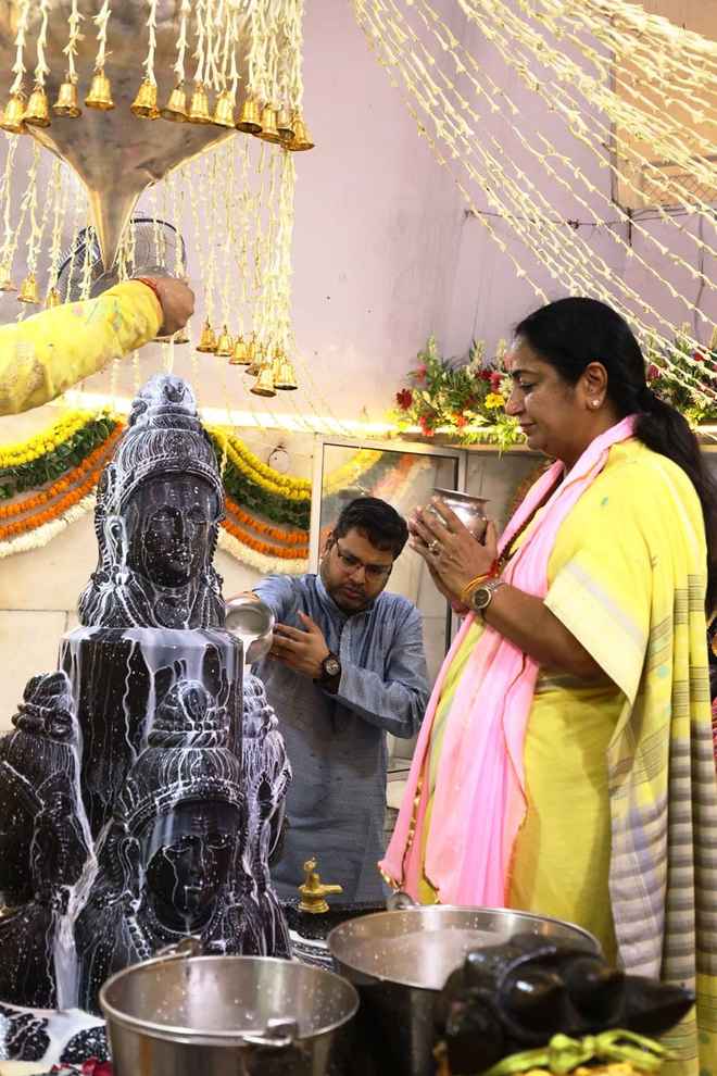 दिल्ली की समृद्धि, सुख और शांति के लिए रेखा गुप्ता ने किया रुद्राभिषेक