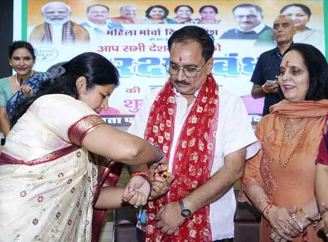 भाजपा महिला मोर्चा अध्यक्ष ने वीरेंद्र सचदेवा को राखी बांधकर मनाया रक्षाबंधन का त्योहार