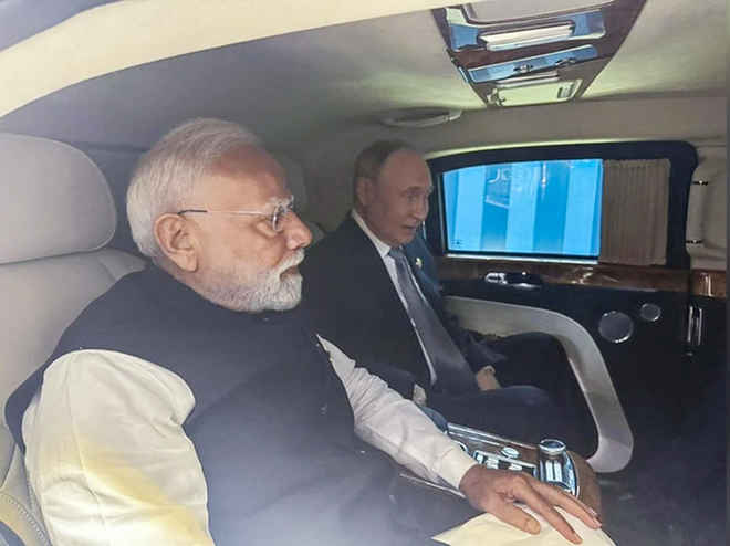 पुतिन ने मोदी को अपनी लिमोजीन कार में दी लिफ्ट, द्विपक्षीय वार्ता स्थल तक साथ पहुंचे