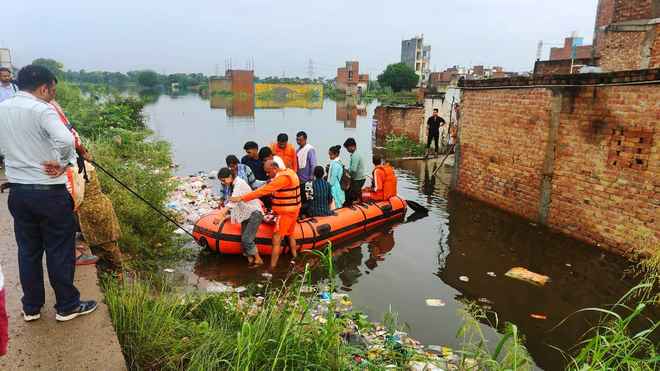 टूटी ड्रेन जोडऩे का काम हुआ शुरू, हालात जल्द होंगे सामान्य: रेखा गुप्ता
