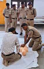 उत्तर रेलवे का रेलवे स्टेशनों पर फ्रंटलाइन कर्मचारियों के लिए प्राथमिक और सीपीआर प्रशिक्षण का आयोजित