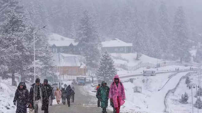 कश्मीर में कड़ाके की ठंड जारी, अगले कुछ दिनों में बारिश और बर्फबारी का अनुमान