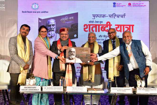 इतिहास को भूलना लोकतंत्र को कमज़ोर करता है: हरिवंश नारायण सिंह