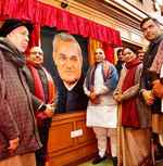 दिल्ली विधानसभा में लगाई गई अटल और मालवीय की तस्वीर