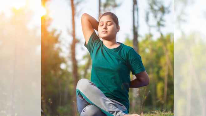 शरीर को लचीला और मन को शांत करता है गोमुखासन, जानें इसके फायदे