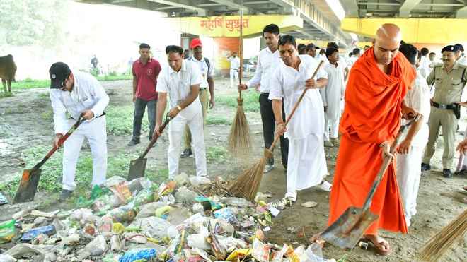 गांधी-शास्त्री जयंती पर पतंजलि विवि ने निकाली स्वच्छता और नशामुक्ति रैली