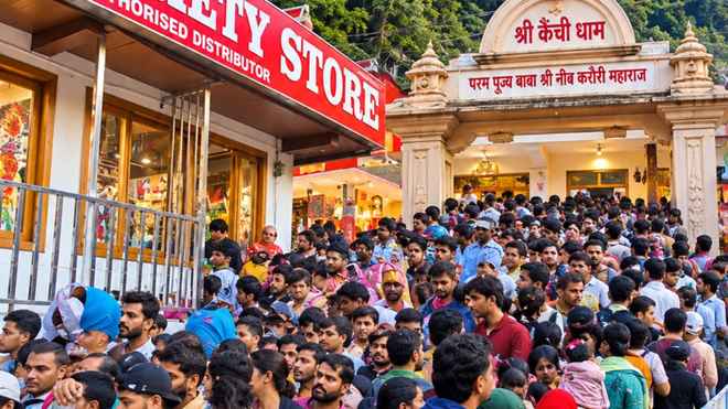 नैनीताल और कैंची धाम में उमड़ा श्रद्धालुओं-सैलानियों का रेला