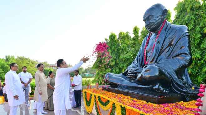 मुख्यमंत्री भजनलाल शर्मा ने महात्मा गांधी एवं शास्त्री की जयंती पर अर्पित की पुष्पांजलि