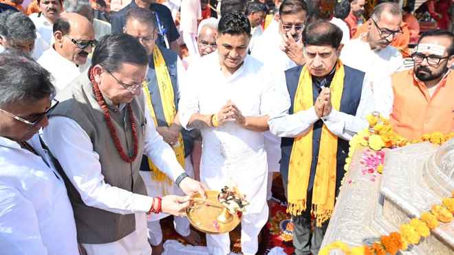 मोदी के सेवा के 25 वर्ष पूर्ण होने पर सीएम धामी ने मंत्रिमंडल संग की गंगा पूजा व आरती