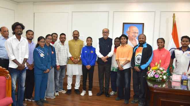 राज्यपाल रमेन डेका से प्रदेश के उत्कृष्ट खिलाड़ियों ने की सौजन्य भेंट