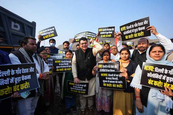 आप पार्षदों का भलस्वा लैंडफिल साइट पर प्रदर्शन