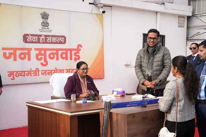 मुख्यमंत्री ने सुनीं दिल्लीवालों की समस्याएं, मौके पर ही दिए समाधान के निर्देश