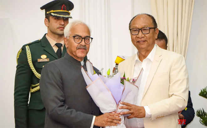 भाजपा नेता वाई खेमचंद सिंह ने मणिपुर के मुख्यमंत्री के तौर पर शपथ ली