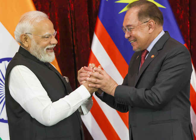 प्रधानमंत्री मोदी ने मलेशिया में उद्योग जगत के दिग्गजों से की मुलाकात