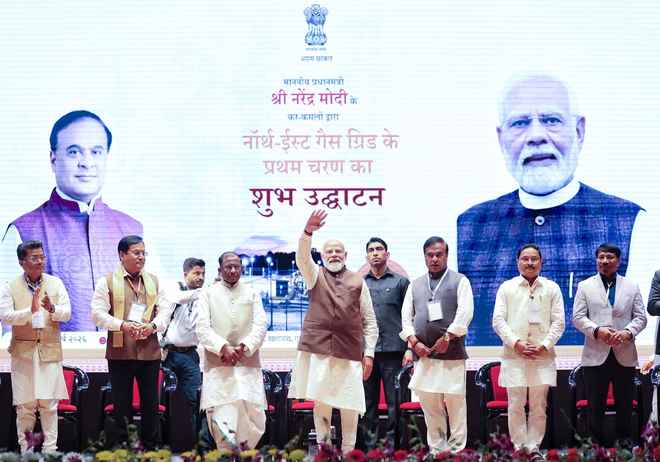 असम: मोदी ने 19,680 करोड़ रुपए की परियोजनाओं की शुरुआत की, चाय बागान श्रमिकों को भूमि पट्टे सौंपे