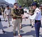 होली सेलिब्रेशन के दौरान ड्यूटी पर तैनात कर्मचारियों से मिले दिल्ली पुलिस आयुक्त