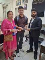 जम्मू मंडल के टिकट चेकिंग स्टाफ  ने यात्री का ट्रेन में खोया मोबाइल लौटाया