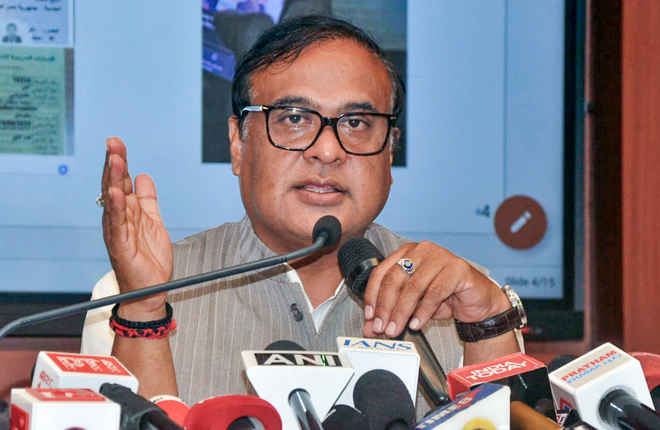 असम के मुख्यमंत्री ने कांग्रेस पर पत्नी के पासपोर्ट व फर्जी दस्तावेज प्रसारित करने का लगाया आरोप