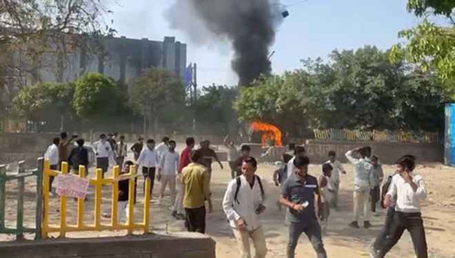 नोएडा फेस-2 में श्रमिकों का उग्र प्रदर्शन, वेतन वृद्धि को लेकर बढ़ा बवाल, रिचा ग्लोबल कंपनी से शुरू हुआ था विवाद