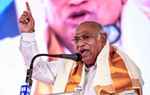 खड़गे के ''अनपढ़ गुजराती'' वाले बयान पर विवाद, भाजपा नेताओं ने किया पलटवार