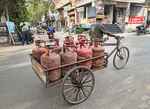 सरकार पेट्रोल, डीजल और एलपीजी की कीमतों में अस्थिरता को कम करने के लिए ईंधन मूल्य स्थिरीकरण तंत्र पर कर रही विचार