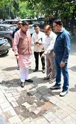 मुख्यमंत्री ने मौके पर पहुंचकर परखी सीएम हेल्पलाइन शिकायत, फुटपाथ का किया निरीक्षण