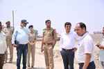 जिलाधिकारी ने एसपी के साथ संजय सेतु मरम्मत कार्य एवं पीपा पुल व्यवस्थाओं का किया निरीक्षण
