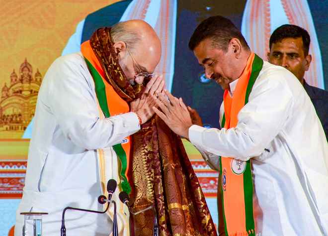 सुवेंदु अधिकारी के हाथ में बंगाल की कमान, गृह मंत्री अमित शाह ने किया ऐलान